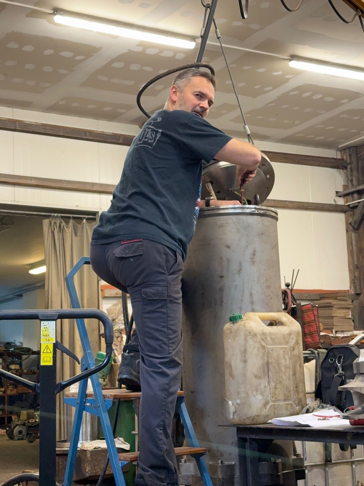 Miroslav Mach při revizi elektro