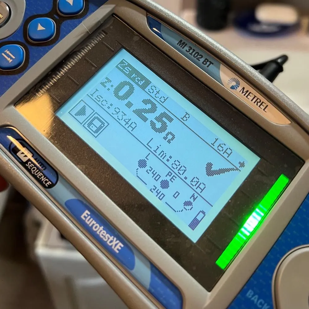 Měřicí přístroj Metrel s vyhovující hodnotou impedance smyčky
