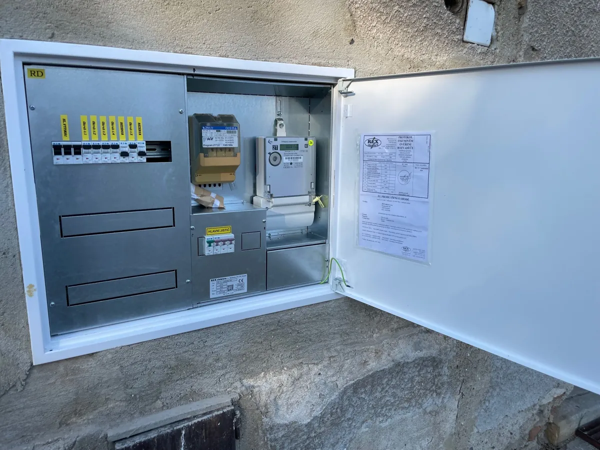 Nový elektroměrový rozvaděč na fasádě domu